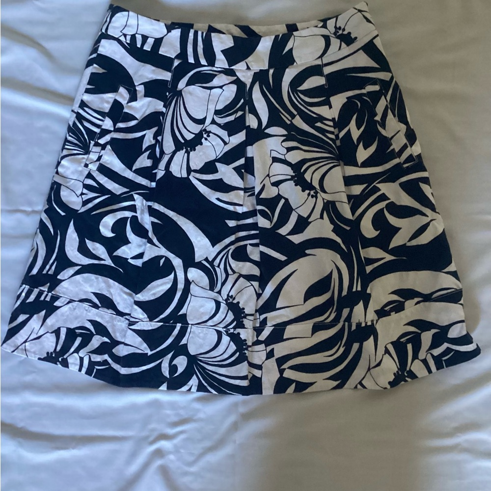 The Limited Skirt Size Large Black White Floral A-Line 2 Pocket Black Zipper